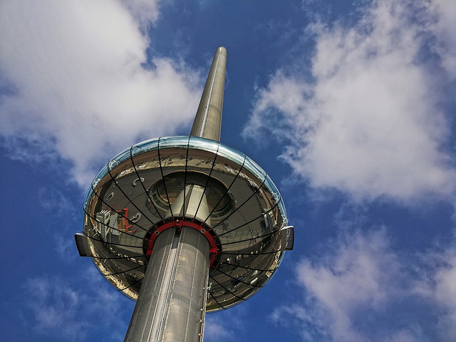 Brighton i360 observation tower photographed by sagesolar - Flickr - Creative Commons